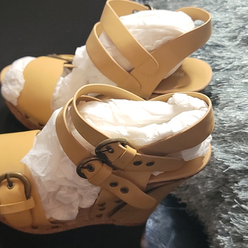 Never worn tan wrapped beauty heel sandals